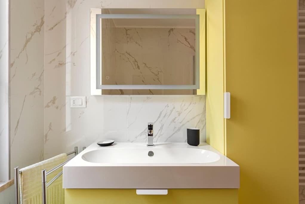 Amazing Apartment In Duomo Milan Luaran gambar