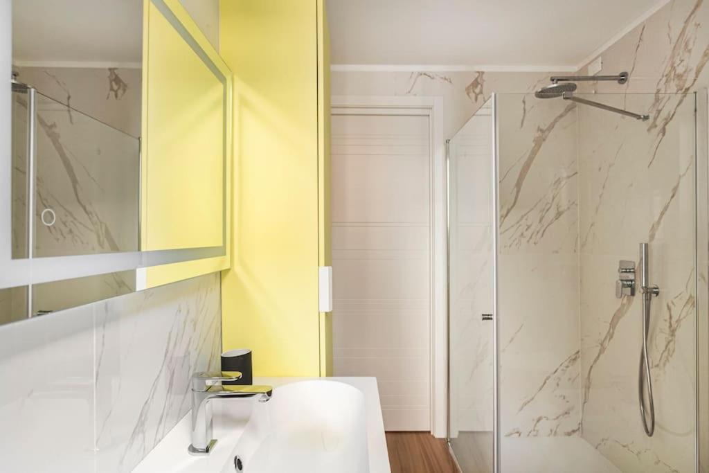Amazing Apartment In Duomo Milan Luaran gambar